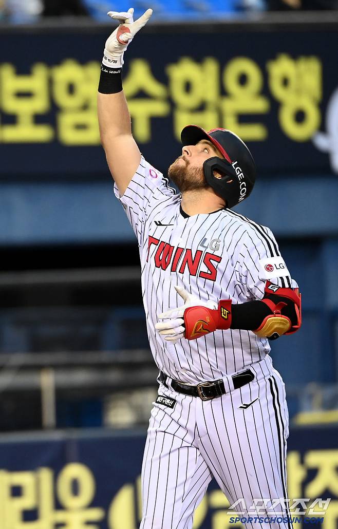 22일 잠실야구장에서 열린 NC와 LG의 경기, 1회말 1사 3루 LG 오스틴이 선제 2점홈런을 치고 환호하고 있다. 잠실=허상욱 기자wook@sportschosun.com/2025.04.22/