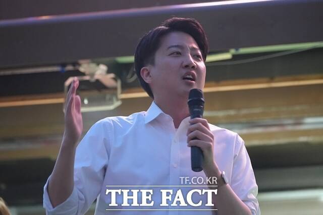 이준석 개혁신당 대선 후보가 치안 강화를 위해 퇴직 경찰 인력을 활용한 공인탐정을 도입하겠다는 공약을 내놨다. 이 후보가 12일 오후 서울 중구 청계광장에서 열린 집중유세에서 발언하고 있다. /개혁신당