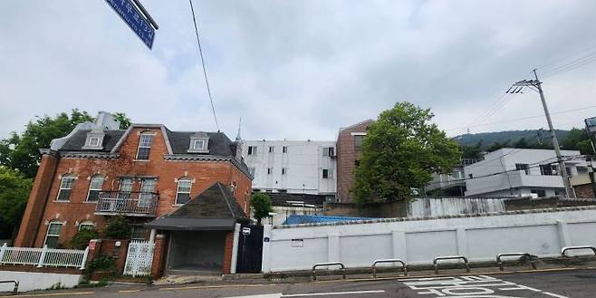 중국 정부가 매입한 용산구 이태원동 토지와 주택. 담장 여러 곳에 폐쇄회로(CC)TV가 설치돼 있다. 김민진 기자.