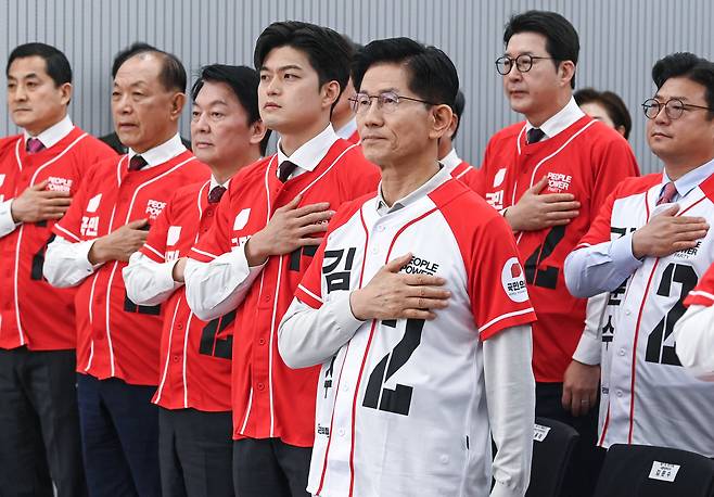김문수 국민의힘 대통령 후보와 권성동 원내대표를 비롯한 공동선대위원장들이 12일 오전 서울 여의도 중앙당사에서 열린 중앙선대위 회의 및 임명장 수여식에 참석해 국민의례를 하고 있다. /뉴스1