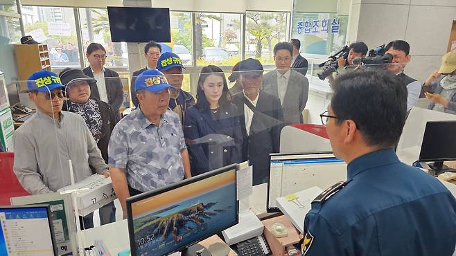 제주항공 참사 유족과 광주지방변호사회 제주항공참사 법률지원단이 13일 전남경찰청에 사고 책임자를 처벌해달라는 취지의 고소장을 내고 있다. /12·29제주항공참사 유족