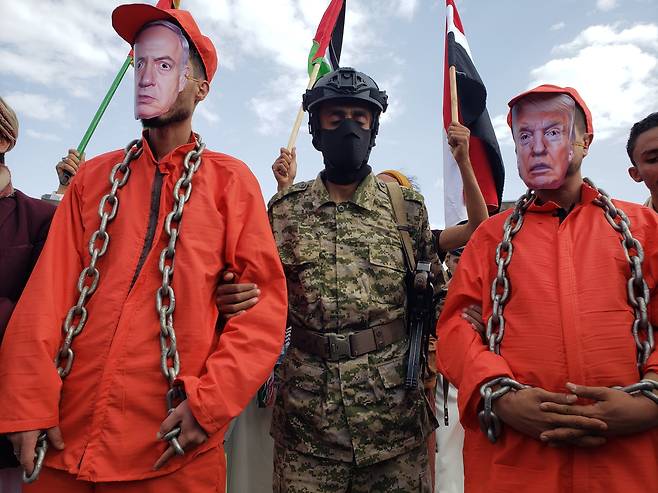 9일 예멘 사나에서 열린 반미 및 반이스라엘 시위에서 후티 지지자들이 도널드 트럼프 미국 대통령(오른쪽)과 베냐민 네타냐후 이스라엘 총리(왼쪽)의 가면을 쓰고 있다./EPA 연합뉴스