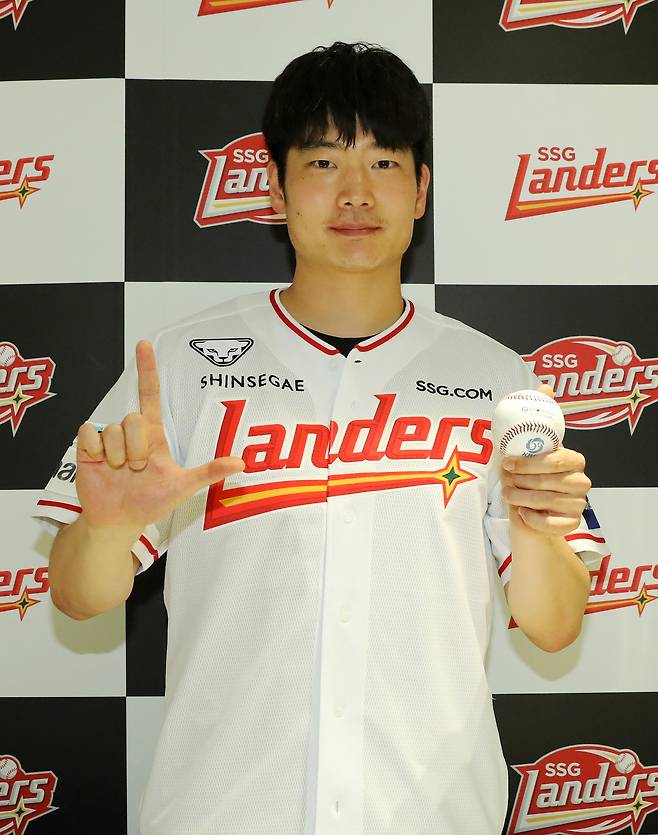 13일 SSG 최정의 개인통산 500호 홈런공을 잡아 SSG측에 기증한 인천 시민 조상현씨가 기념 촬영을 하며 포즈를 취하고 있다./SSG