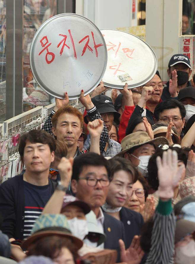 국민의힘 김문수 대선후보 지지자들이 13일 울산 중구 뉴코아아울렛 울산 성남점 앞에 마련된 유세장에서 김 후보에게 응원을 하고 있다. /김지호기자