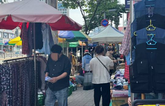 13일 오전 대전 대덕구 신탄진전통시장에서 시민들이 장을 보고 있다. 우혜인 기자