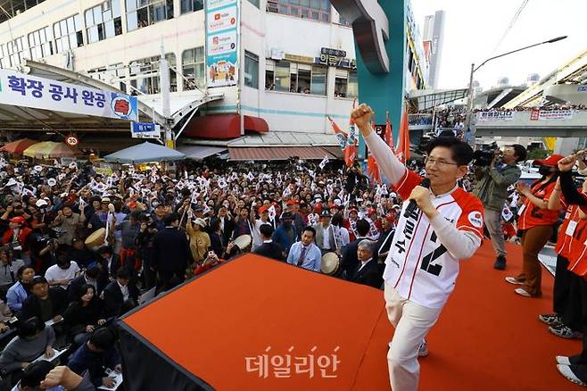 21대 대선 공식 선거운동이 시작된 12일 오후 김문수 국민의힘 대선 후보가 대구 중구 서문시장에서 지지를 호소하고 있다. ⓒ데일리안 방규현 기자