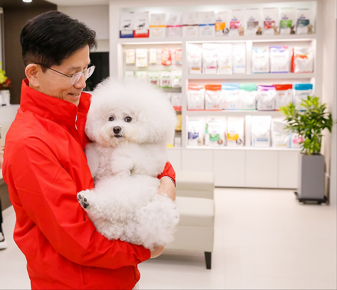 김문수 국민의힘 대선 후보가 13일 대구 반려동물 전문병원 '에피소드동물메디컬센터'에서 강아지를 안고 있다. ⓒ국민의힘 선거대책위원회