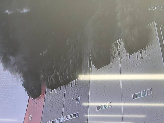 13일 오전 경기 이천시 부발읍의 한 물류창고에서 화재가 발생했다. (경기도소방재난본부 제공) ⓒ뉴시스