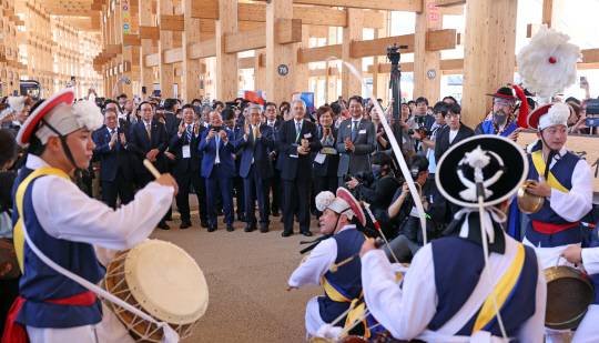 유인촌 문화체육관광부 장관이 13일 2025 오사카·간사이 세계 박람회 한국의 날'을 맞아 일본 오사카 유메시마 엑스포장에서 조선통신사 행렬 길놀이를 관람하고 있다. 문체부 제공