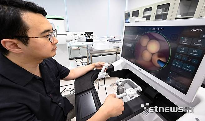 서울 강남구 로엔서지컬에서 엔지니어들이 AI기반 완전 로봇식 신장결석 수술로봇 '자메닉스'를 점검하고 있다. 이동근기자 foto@etnews.com