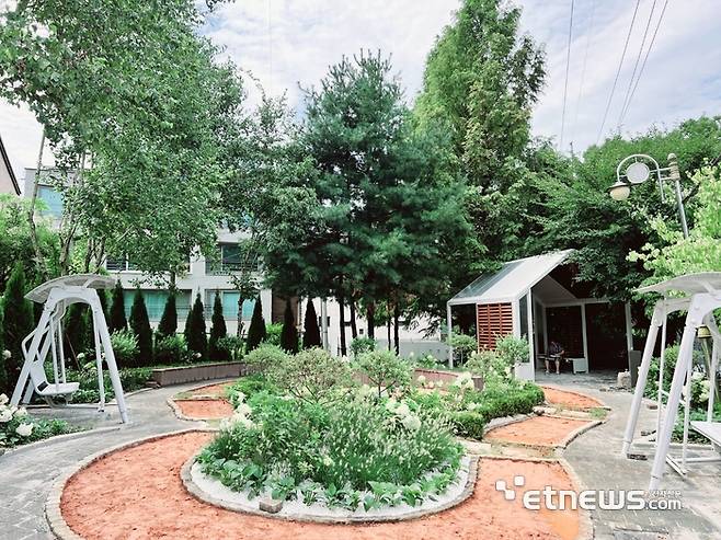 과천시가 뒷골1어린이공원에 황톳길을 조성한 모습.