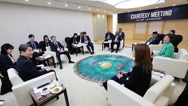 이주호 대통령 권한대행 부총리 겸 교육부 장관이 13일 제주국제컨벤션센터에서 열린 아시아태평양경제협력체(APEC) 교육장관회의 참석을 위해 방한한 각국 교육부 장·차관 간담회에서 발언하고 있다. 교육부 제공