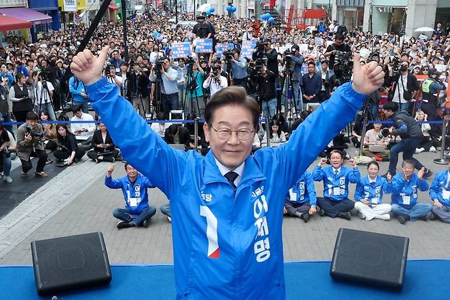 이재명 더불어민주당 대선후보가 13일 보수의 텃밭인 대구 동성로 거리에서 열린 집중 유세에서 연설을 마친 후 두 팔을 번쩍 들어 올리고 있다. 연합뉴스