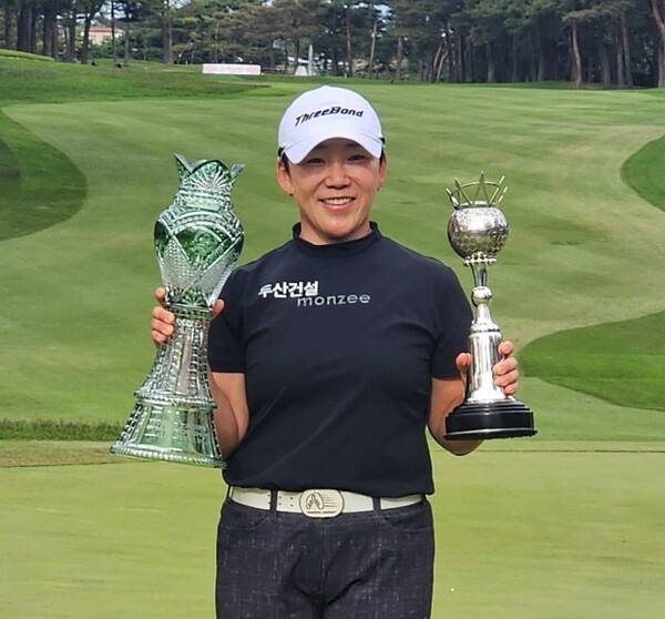 2025년 일본여자프로골프(JLPGA) 투어 메이저 대회 월드 레이디스 챔피언십 살롱파스컵 우승을 차지한 신지애 프로. 사진제공=두산건설