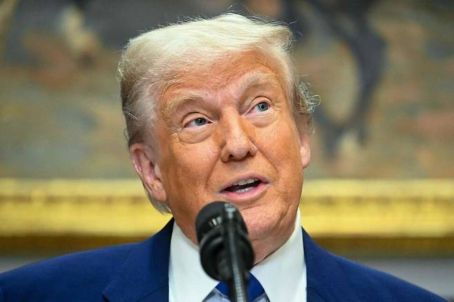 도널드 트럼프 미국 대통령이 12일 워싱턴 디시(D.C.) 백악관 루스벨트룸에서 열린 처방약 가격 관련 기자회견에서 발언하고 있다. 워싱턴/AFP 연합뉴스