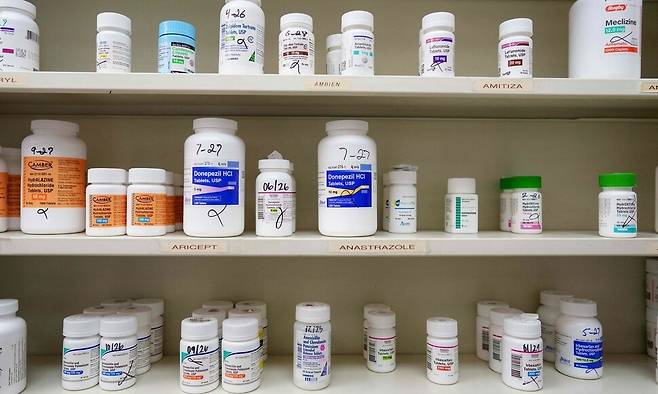12일 미국 캘리포니아주 로스앤젤레스의 한 약국 선반에 약품들이 진열되어 있다. 이날 도널드 트럼프 미국 대통령은 처방약 및 의약품 가격을 30%에서 80%까지 인하하는 것을 목표로 하는 행정명령에 서명했다. 로스앤젤레스/AFP 연합뉴스
