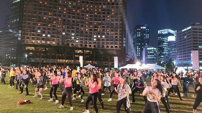 서울광장에서 열린 ‘운동하는 광장’ 프로그램 참여자들이 힙합줌바를 추고 있다. 서울시 제공