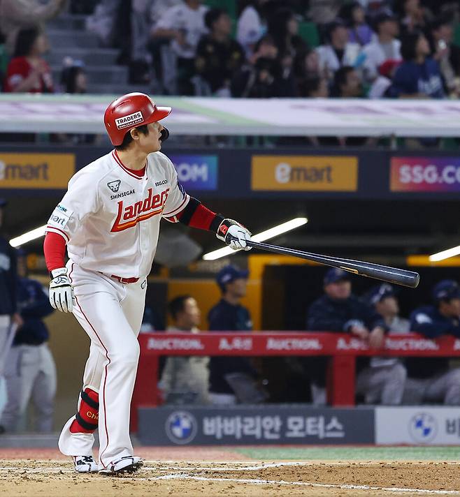 최정(SSG 랜더스)이 13일 인천 SSG랜더스필드에서 열린 2025 신한 SOL 뱅크 KBO리그 엔씨(NC) 다이노스와 경기에서 6회말 2사 1루 때 공을 치고 바라보고 있다. 연합뉴스