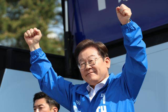 이재명 더불어민주당 대선 후보가 제21대 대통령선거 공식 선거운동이 시작된 12일 경기 화성시 동탄 센트럴파크 음악분수중앙광장에서 열린 집중유세에서 두 손을 들어 시민들에게 인사하고 있다. 뉴시스