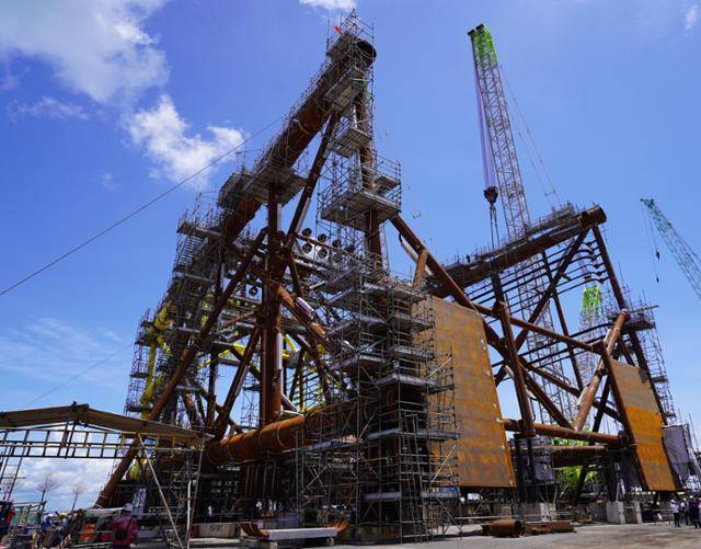 SK어스온이 2026년 10월 본격 가동할 예정인 베트남 쿨롱분지의 15-1/05 개발 광구의 원유 생산 설비의 하부 구조물 '자켓'(하단 지지대)을 12일 베트남 현지에서 건조 중이다. 베트남 국영 에너지 기업 페트로베트남그룹의 자회사인 PTSC(Petro Vietnam Technical Service Corporation)가 바리아-붕따우성 붕따우시 연안 야드(작업장)에서 만들고 있다. SK어스온 제공