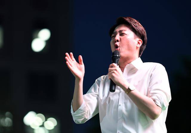 이준석 개혁신당 대선 후보가 제21대 대통령 선거 공식 선거운동 첫날인 12일 서울 청계광장에서 열린 출정식에서 연설을 하고 있다. 연합뉴스