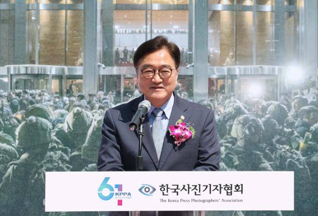 우원식 국회의장이 21일 서울 종로구 광화문 광장에서 열린 제61회 한국보도사진전 '순간의 포착, 진실의 기록' 개막식에서 축사를 하고 있다. 2025.4.21 사진공동취재단