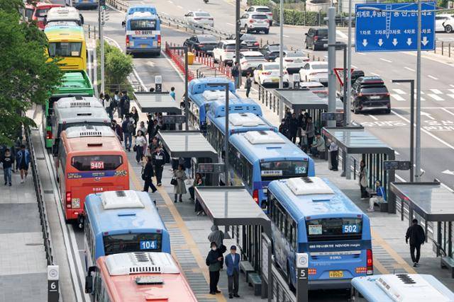 전국 9개 지역 11개 버스노조가 동시다발적으로 노동쟁의 조정 신청을 했다. 해당 노조들은 27일까지 노사 합의가 이뤄지지 않으면 28일 첫 차부터 총파업을 시작한다. 13일 서울 중구 서울역 버스환승센터에서 시민들이 버스를 이용하고 있다. 뉴스1