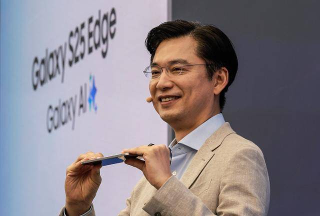 임성택 삼성전자 한국총괄 부사장이 13일 서울 서초구 삼성강남에서 열린 삼성 갤럭시 S25 엣지 미디어 브리핑에서 인사말을 하고 있다. 뉴시스