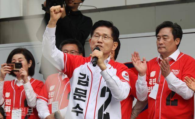 김문수 국민의힘 대선 후보가 13일 오후 부산 중구 자갈치 시장에서 열린 유세에서 시민들에게 지지를 호소하고 있다. 왕태석 선임기자