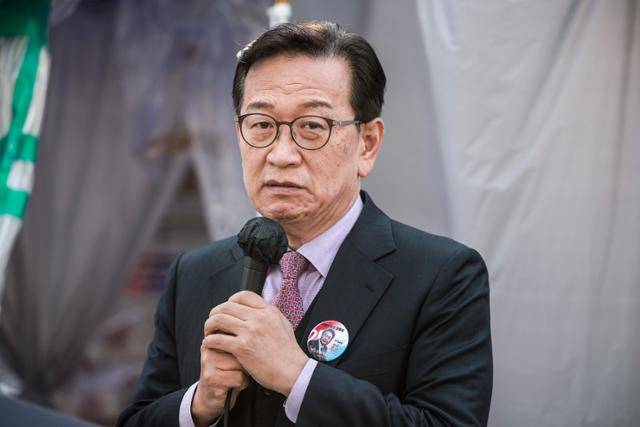 지난달 1일 서울 종로구 헌법재판소 앞에서 열린 윤석열 대통령 탄핵 반대 기자회견에서 석동현 변호사가 발언하고 있다. 뉴시스