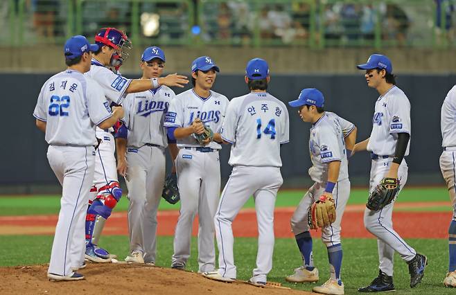 지난 8월 포항에서 두산과 경기를 치른 삼성 라이온즈 선수들. 삼성 제공