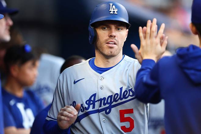 <yonhap photo-2766=""> MIAMI, FLORIDA - MAY 07: Freddie Freeman #5 of the Los Angeles Dodgers celebrates after scoring a run against the Miami Marlins in the seventh inning of the game at loanDepot park on May 07, 2025 in Miami, Florida. Megan Briggs/Getty Images/AFP (Photo by Megan Briggs / GETTY IMAGES NORTH AMERICA / Getty Images via AFP)/2025-05-08 08:49:04/ <저작권자 ⓒ 1980-2025 ㈜연합뉴스. 무단 전재 재배포 금지, AI 학습 및 활용 금지></yonhap>