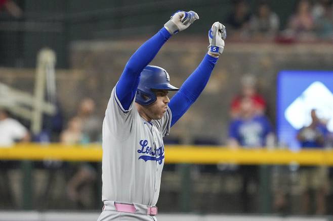 <yonhap photo-1426=""> Los Angeles Dodgers' Freddie Freeman celebrates after hitting a double while scoring Mookie Betts against the Arizona Diamondbacks during the first inning of a baseball game Sunday, May 11, 2025, in Phoenix.?(AP Photo/Darryl Webb)/2025-05-12 06:42:39/ <저작권자 ⓒ 1980-2025 ㈜연합뉴스. 무단 전재 재배포 금지, AI 학습 및 활용 금지></yonhap>