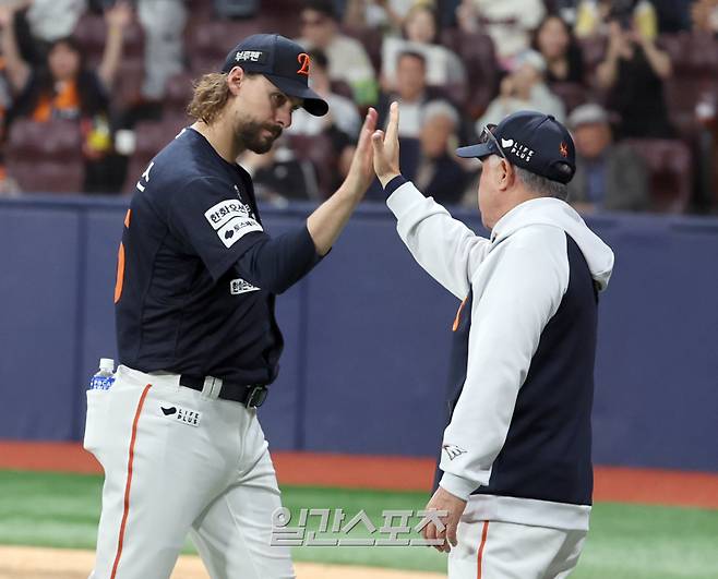 11일 오후 서울 고척스카이돔에서 열린 2025 프로야구 한화 와 키움 경기. 한화가 8-0 승리했다. 경기종료후 김경문 감독이 승리투수가 된 와이스와 하이파이브 하고 있다. 고척=정시종 기자 capa@edaily.co.kr