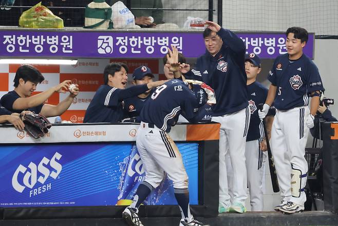 <yonhap photo-6704=""> 한화 연승에 제동 거는 두산 (대전=연합뉴스) 이주형 기자 = 13일 대전 한화생명 볼파크에서 열린 2025 신한 SOL 뱅크 KBO리그 한화이글스와 두산베어스의 경기. 11회 초 2사 2루 후 두산 임종성의 안타로 2루 주자 전다민이 홈인한 뒤 동료들과 즐거워하고 있다. 2025.5.13 coolee@yna.co.kr/2025-05-13 22:30:15/ <저작권자 ⓒ 1980-2025 ㈜연합뉴스. 무단 전재 재배포 금지, AI 학습 및 활용 금지></yonhap>