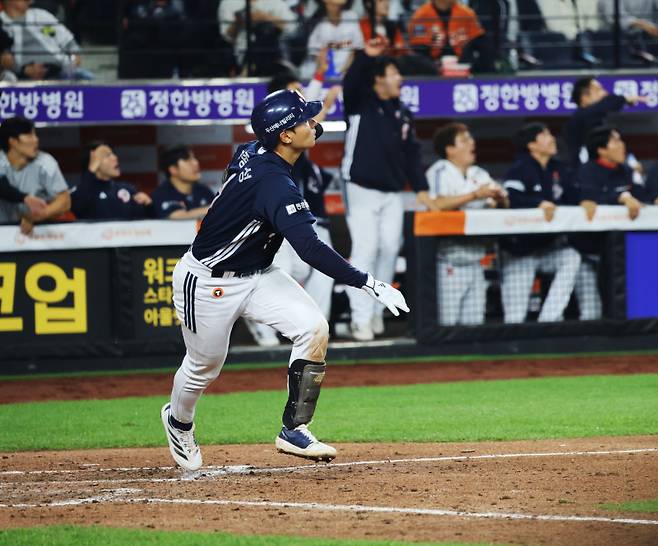 <yonhap photo-6705=""> 한화 연승에 제동 거는 두산 (대전=연합뉴스) 이주형 기자 = 13일 대전 한화생명 볼파크에서 열린 2025 신한 SOL 뱅크 KBO리그 한화이글스와 두산베어스의 경기. 두산 임종성이 11회 초 2사 2루에 2루타를 치며 추가 득점에 성공하고 있다. 2025.5.13 coolee@yna.co.kr/2025-05-13 22:33:35/ <저작권자 ⓒ 1980-2025 ㈜연합뉴스. 무단 전재 재배포 금지, AI 학습 및 활용 금지></yonhap>