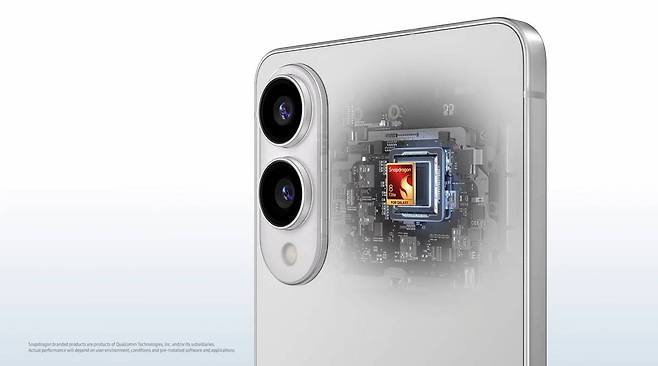 갤럭시 S25 엣지에는 갤럭시 S25 울트라에 쓴 스냅드래곤 8 엘리트를 썼다. 다만, 두께가 얇아졌기 때문에 방열 대책을 어떻게 세웠는지 중요하다 / 출처=삼성전자