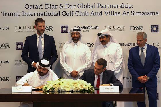 트럼프 대통령의 가족회사인 '트럼프 오거니제이션'의 부사장이자 트럼프 대통령의 차남인 에릭 트럼프(왼쪽)가 지난달 30일 카타르 도하에서 카타르 다이어 및 다르 글로벌과 리조트 사업에 대한 계약을 맺고 있다. 카타르 왕실은 트럼프 대통령에게 4억 달러 상당의 호화 여객기를 무상으로 제공하겠다고 밝혔다. AFP=연합뉴스