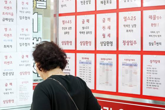 지난달 23일 서울의 한 공인중개사무소에 아파트 매매 및 전월세 매물 시세가 게시돼 있다. 뉴스1