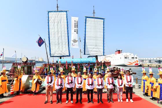 13일 일본 오사카항 ATC 부두에서 조선통신사선 재현선의 입항을 축하하는 행사가 열리고 있다. 조선통신사선이 오사카에 도착한 건 1763~1764년 제11차 사행(사신 행차를 의미) 이후 약 261년 만이다. 이번 재현 항해를 완수한 8명의 항해단과 이은석 국립해양연구소장(왼쪽에서 넷째)이 환영행사에서 포즈를 취했다. 사진 국가유산청