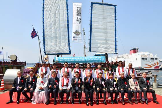13일 일본 오사카항 ATC 부두에서 조선통신사선 재현선의 입항을 축하하는 행사가 열려 유인촌 문화체육부장관(앞줄 왼쪽에서 일곱째) 등 귀빈들이 기념사진을 찍고 있다. 조선통신사선이 오사카에 도착한 건 1763~1764년 제11차 사행(사신 행차를 의미) 이후 약 261년 만이다. 사진 국가유산청