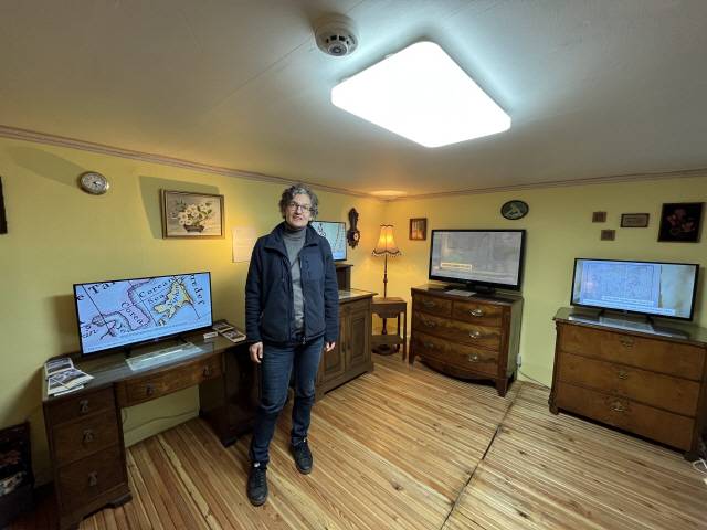 ▲ 유디트 크빈테른 씨가 동해 논골담길에 개관한 ‘고지도 전시하는 집’을 최근 본지가 찾았다.