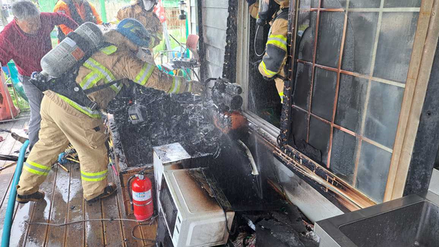 ▲ 13일 오전 10시 57분쯤 양양군 현남면 시변리 죽도해변 야영장 사무실에서 불이나 건물 벽과 바닥 일부가 불에 탔다. 강원소방본부 제공