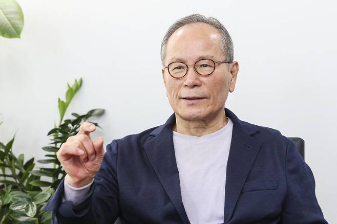 노시철 인터로조 회장이 서울 마포구 인터로조 서울사무소에서 한국경제신문과 인터뷰를 하고 있다. 임형택기자