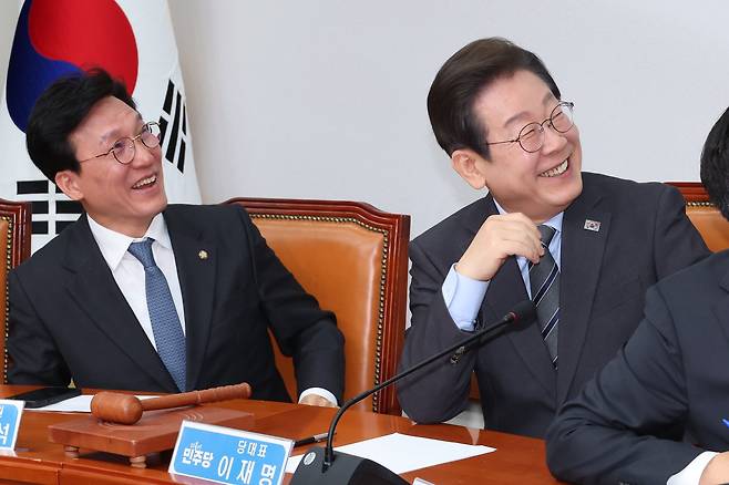 더불어민주당 이재명 대선후보가 지난 4월 7일 서울 여의도 국회에서 열린 최고위원회의에서 한준호 최고위원이 공개한 홍준표 전 대구시장의 "탄핵당한 당은 차기대선 포기해야 한다" 발언이 담긴 영상을 보며 활짝 웃고 있다. 사진=연합뉴스