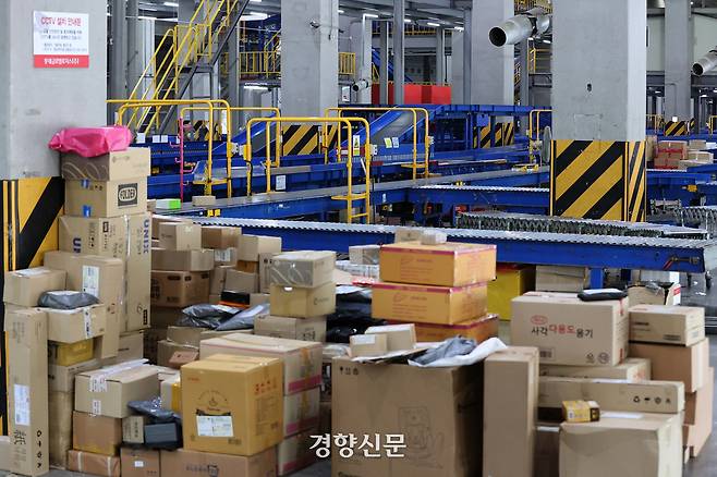 서울 송파구 동남권물류단지의 택배 분류 레일. 경향신문 자료사진