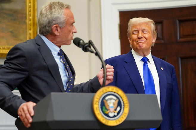 도널드 트럼프 미국 대통령이 12일(현지시간) 백악관 루스벨트룸에서 로버트 F 케네디 주니어 보건복지부 장관이 발언하는 모습을 지켜보고 있다. 로이터연합뉴스