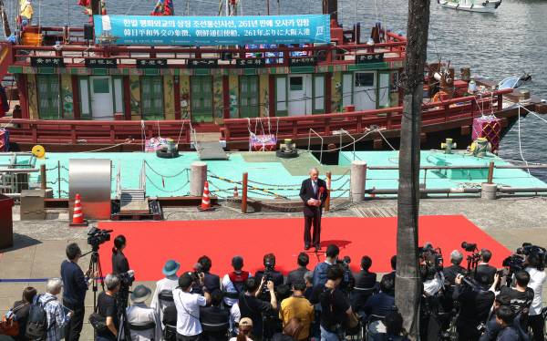 유인촌 문화체육관광부 장관이 13일 일본 오사카항에서 열린 조선통신사선 오사카 입항식에서 축사를 하고 있다. 문화체육관광부 제공
