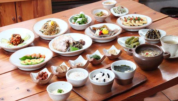 무청을 소금에 절여 숙성시킨 꺼먹지로 한 상을 차린 꺼먹지 정식. 된장과 깻묵을 넣고 끓인 꺼먹지 깻묵된장과 꺼먹지 비빔밥, 꺼먹지 볶음, 꺼먹지 돼지고기 수육 등 다양한 음식이 차려졌다.