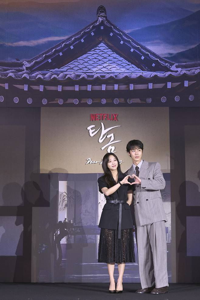 Cho Bo-ah (left) and Lee Jae-wook pose at a press conference in Guro-gu, Seoul, Tuesday. (Netflix)